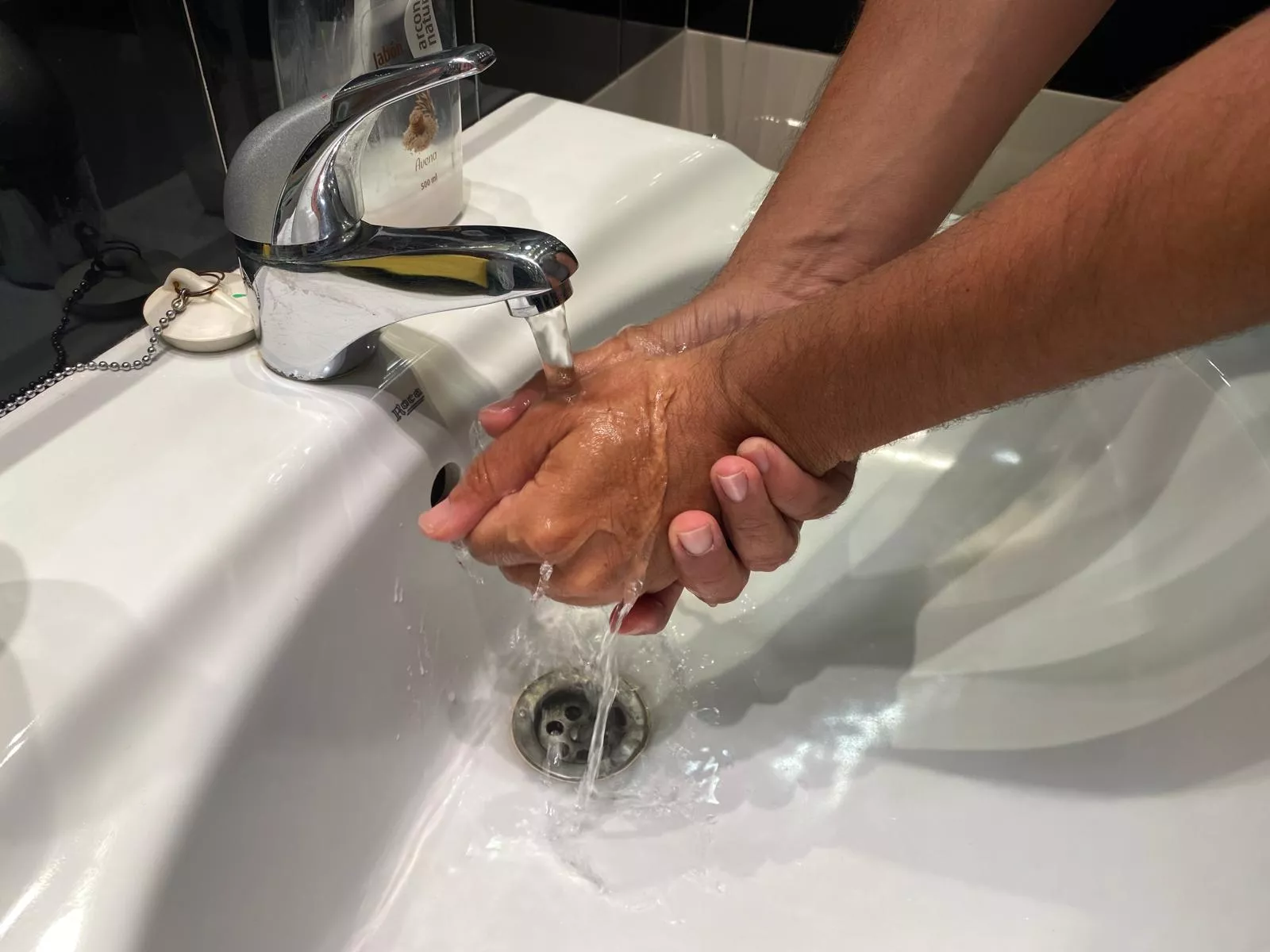 Imagen de una persona lavándose las manos. / ATLÁNTICO HOY Imagen de una persona lavándose las manos. / ATLÁNTICO HOY