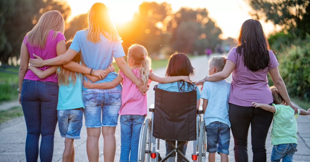 Una persona con discapacidad arropada por su entorno / AH Una persona con discapacidad arropada por su entorno / AH