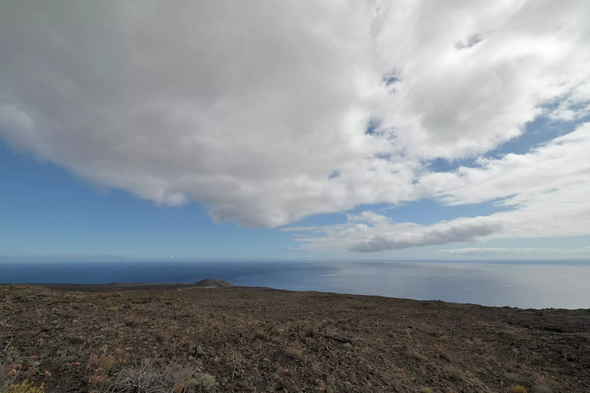 Vista del Mar de Las Calmas, en el municipio de El Pinar de El Hierro, que será declarado primer Parque Nacional marino de España. / GELMERT FINOL-EFE
