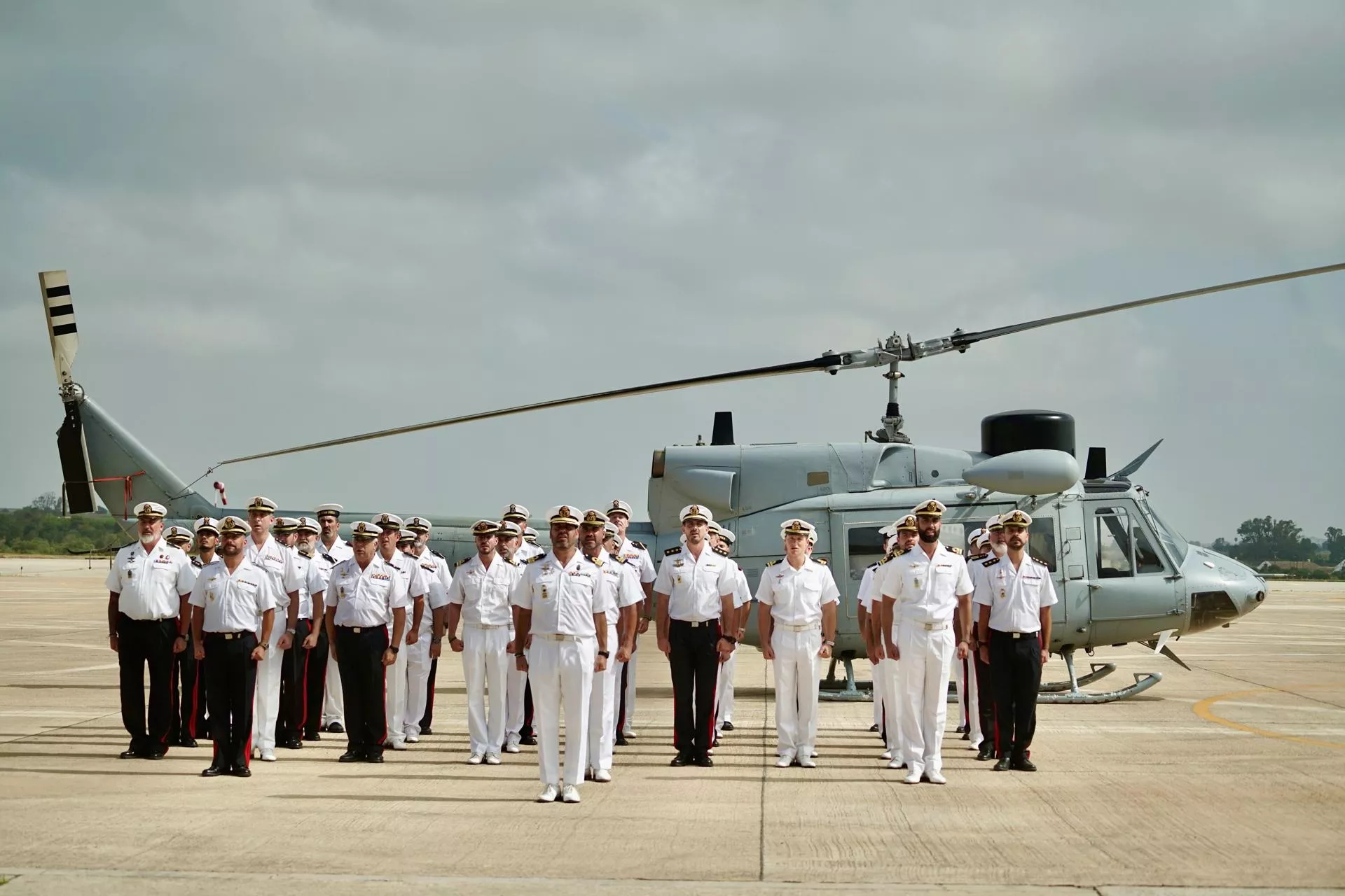 La Base Naval de Rota ha acogido la ceremonia de baja en servicio de la Tercera Escuadrilla de Aeronaves, cuyos icónicos AB -212 serán cedidos a las FAMET del Ejército de Tierra, quienes lo continuarán operando en Tenerife. / EFE-FUERZAS ARMADAS