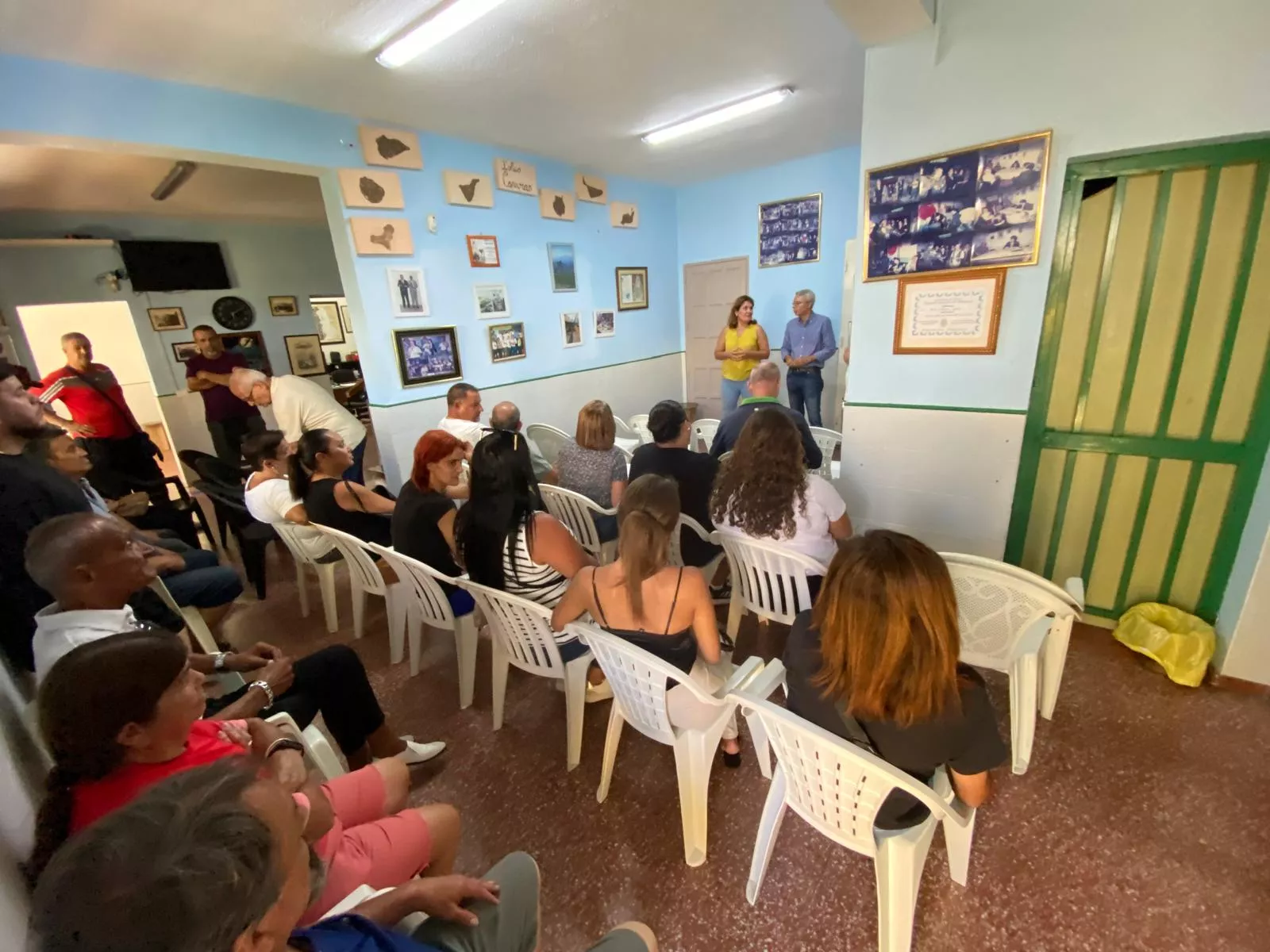 Jimena Delgado visita a los vecinos de Tamaraceite./ CEDIDA