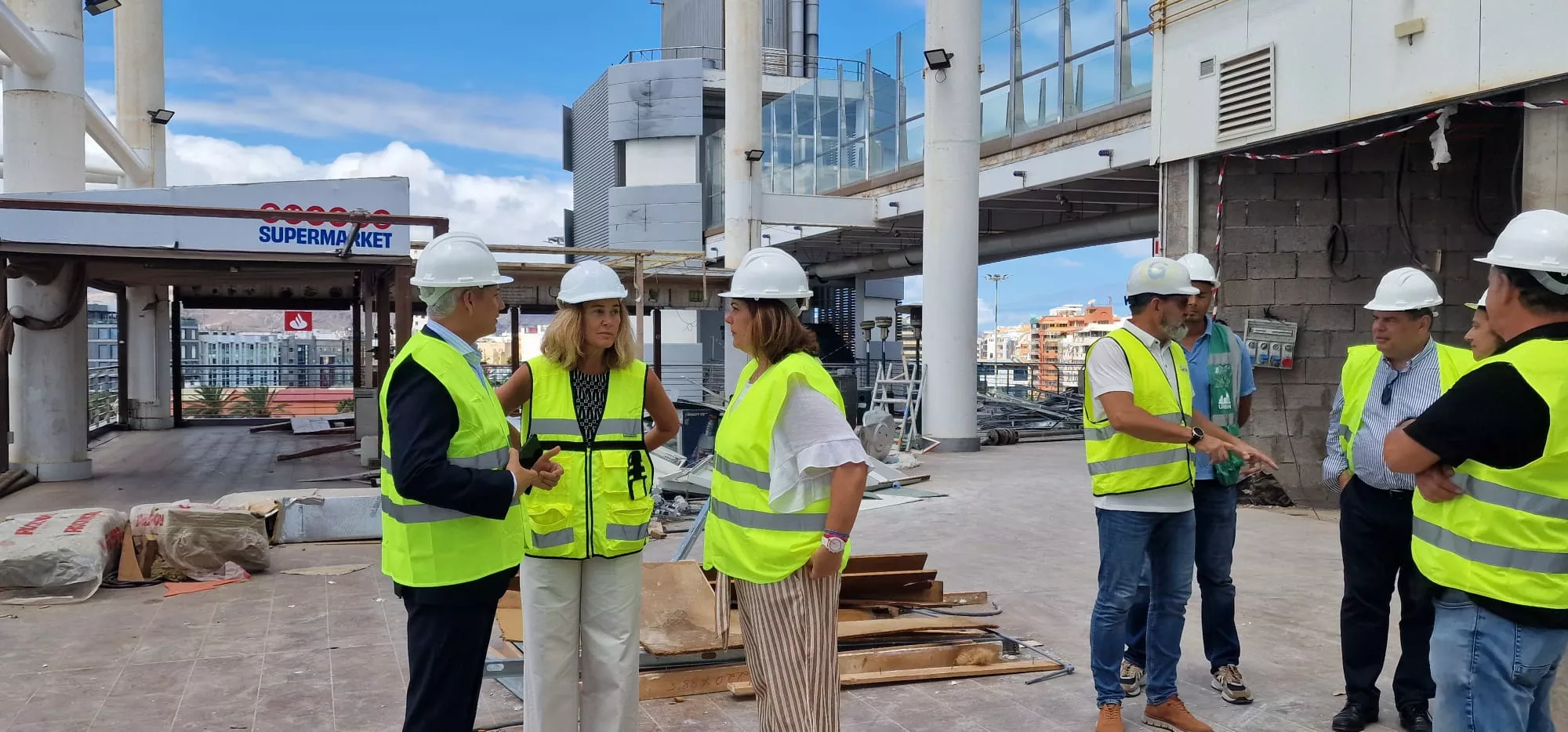 Beatriz Calzada destaca la transformación del CC El Muelle con una inversión millonaria. En la imagen, Francisco Javier Trujillo, la propia Calzada y Pilar Delgado conversan en una de las zonas en obras. / AH