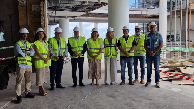 Foto de familia en la visita a las obras del CC El Muelle un mes después de su comienzo. / AH Foto de familia en la visita a las obras del CC El Muelle un mes después de su comienzo. / AH