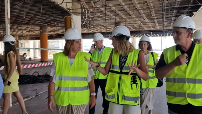 Momento de la visita de Beatriz Calzada a las obras del CC El Muelle. / AH Momento de la visita de Beatriz Calzada a las obras del CC El Muelle. / AH