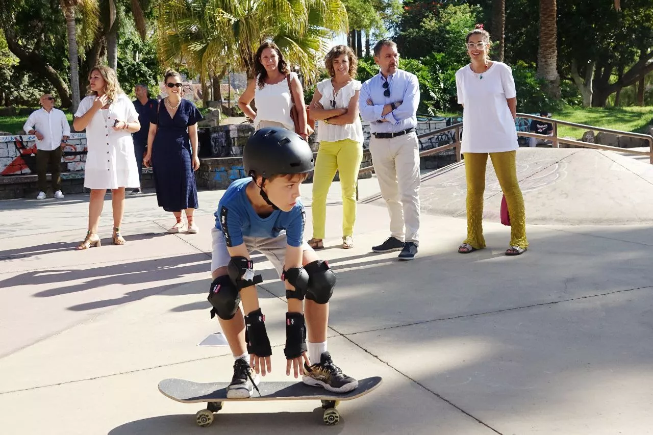 Un niño practicando skate. / AH