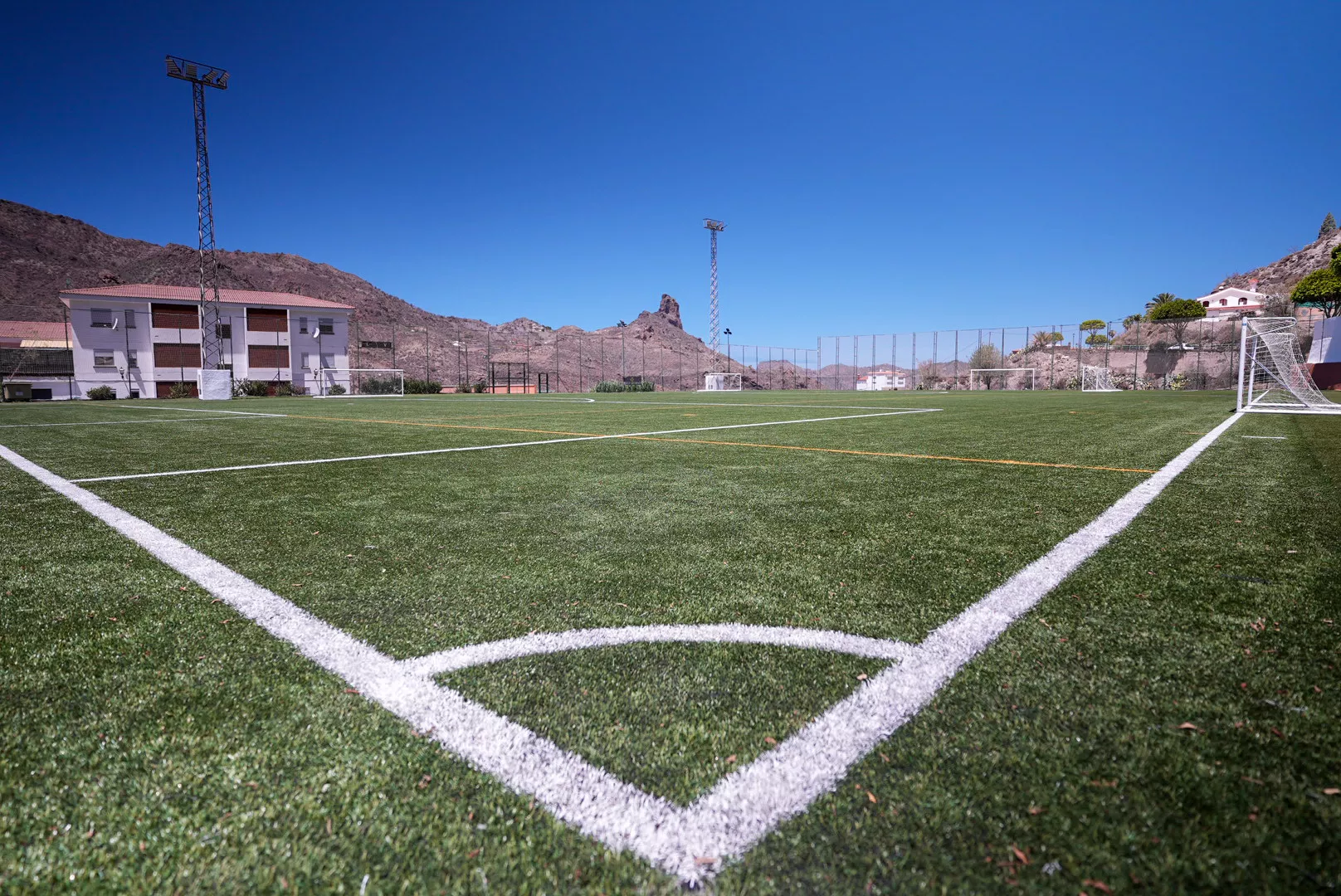 Tejeda estrena campo de fútbol renovado con césped artificial e iluminación LED. / AH