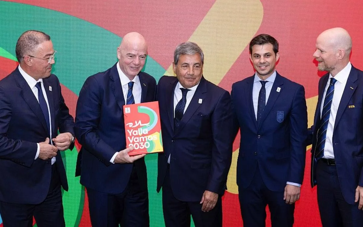 La Federación Española propone a Gran Canaria como sede de unos cuartos de final del Mundial 2030. En la imagen, Gianni Infantino (presidente de la FIFA) sostiene el Bid Book de la candidatura de Marruecos, Portugal y España para el Mundial 2030. / RFEF