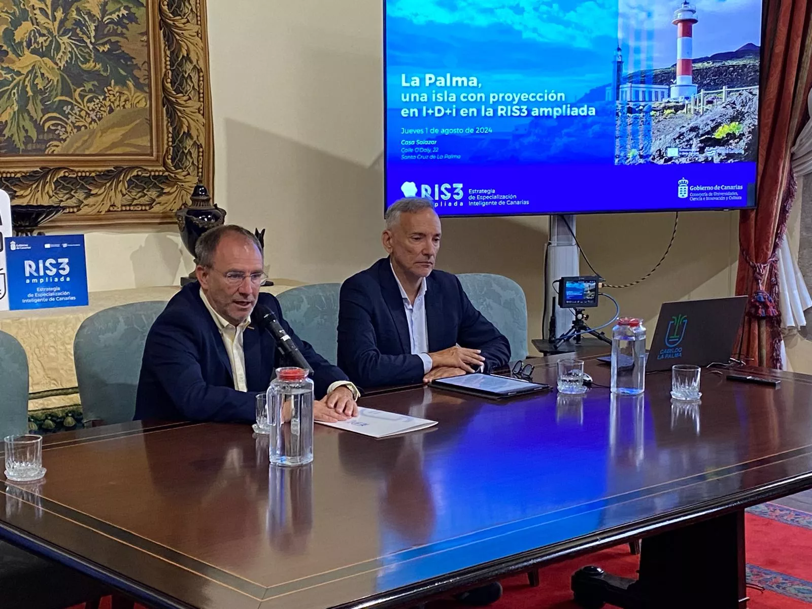 El director de la Agencia Canaria de Investigación, Innovación y Sociedad de la Información (ACIISI), Javier Franco, y el presidente del Cabildo de La Palma, Sergio Rodríguez./ CEDIDA