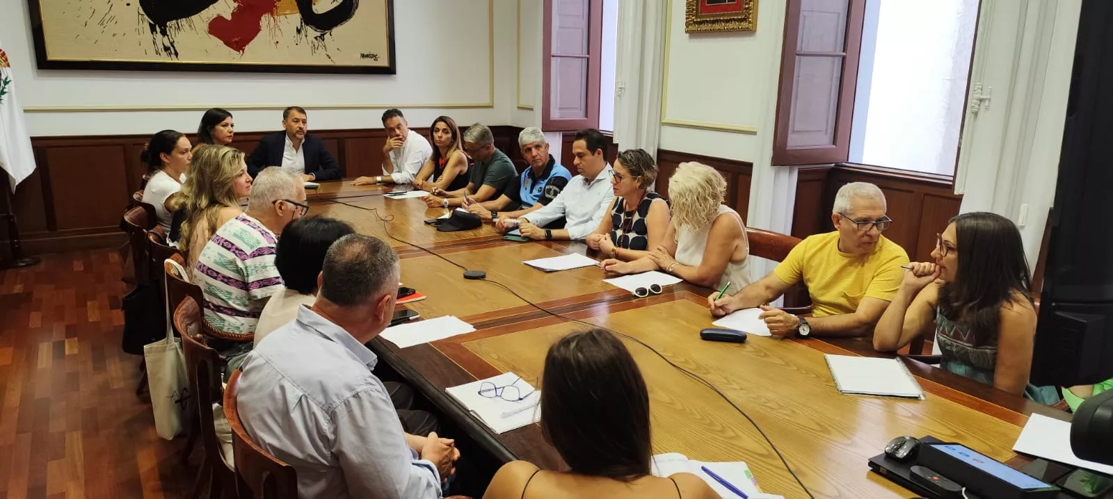 Reunión del alcalde de Santa Cruz, José Manuel Bermúdez, con vecinos de Azorín y Somosierra./ CEDIDA