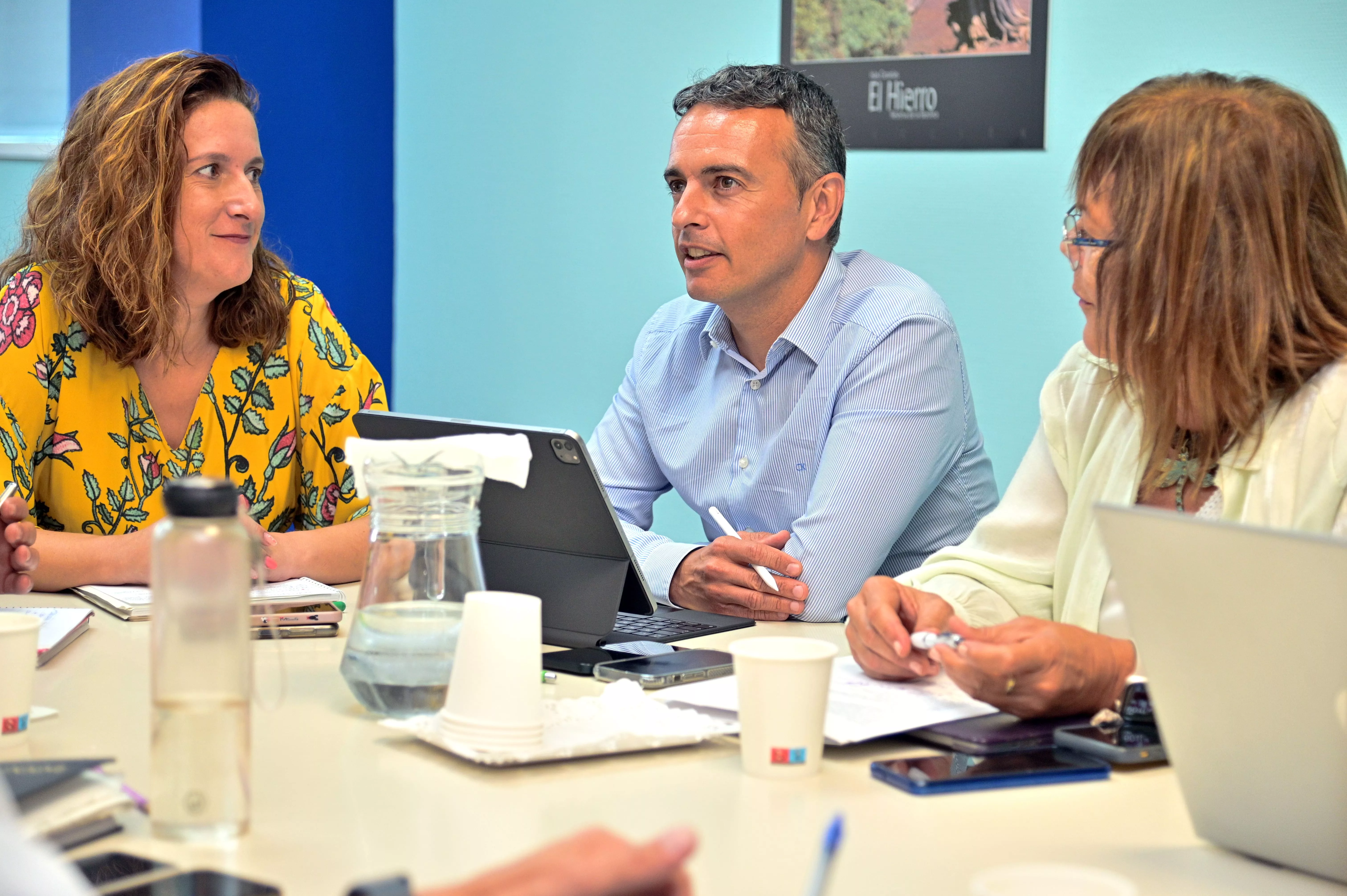 Canarias invierte 10 millones en asistencia sanitaria para migrantes en solo seis meses. En la imagen, el director del servicio durante el encuentro de trabajo en El Hierro. / AH