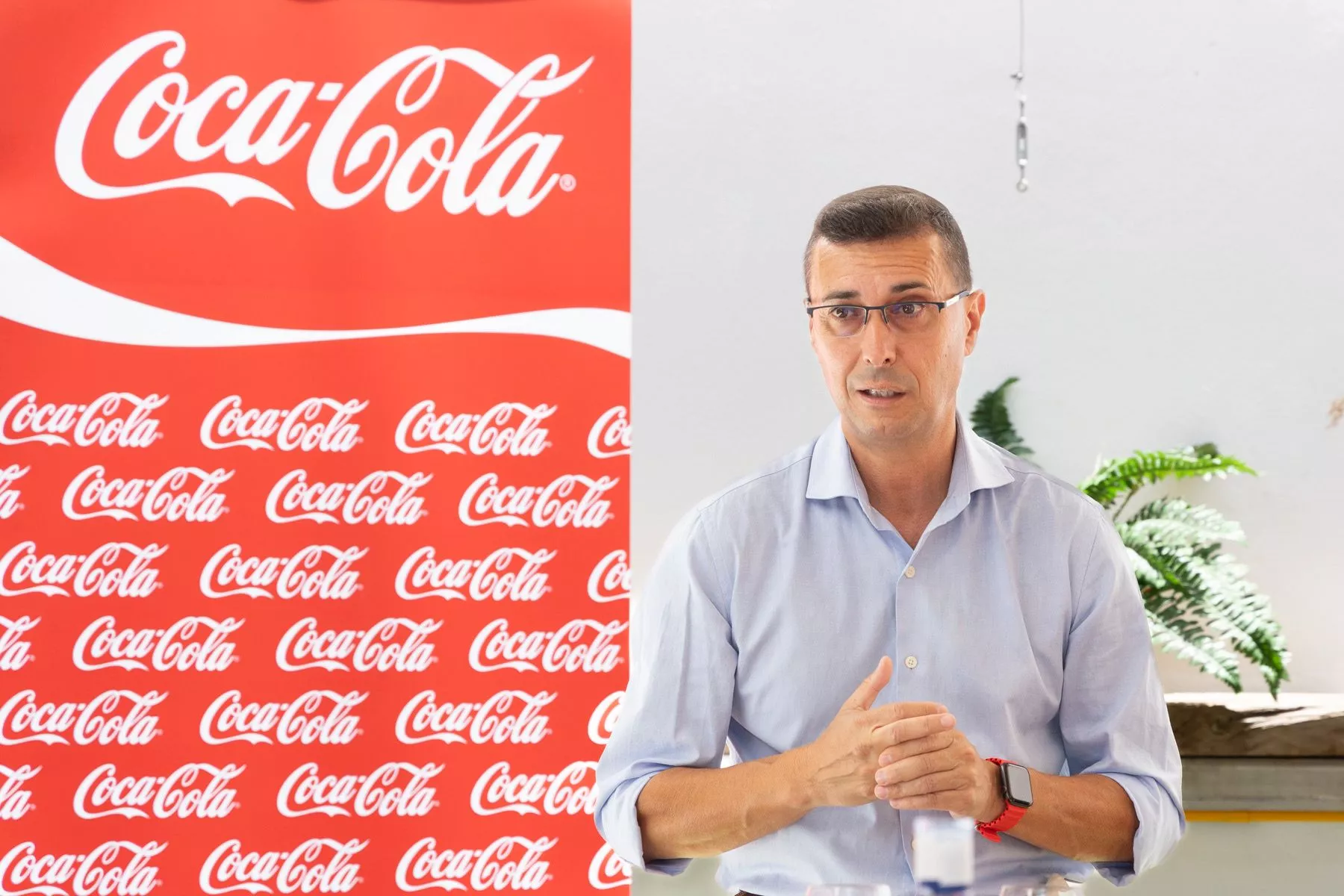Victor Morales, jefe de comunicación de Coca-Cola en Canarias, presentando el informe socioeconómico./ CEDIDA