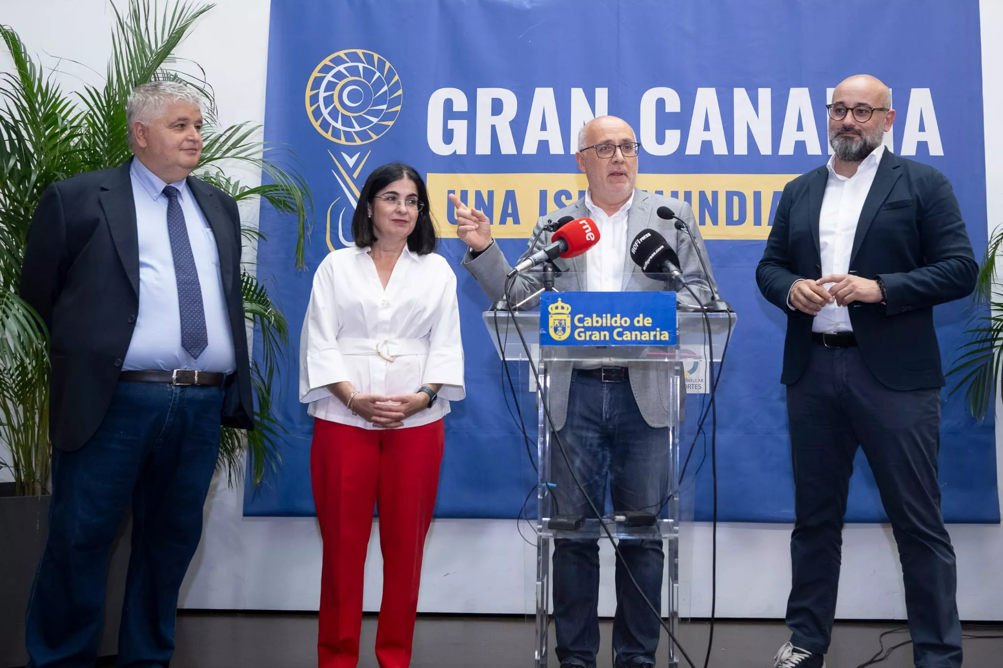 El Cabildo celebra la propuesta para que Gran Canaria pueda acoger los cuartos del Mundial 2030. En la imagen, Juan José Arencibia, Carolina Darias, Antonio Morales y Aridany Romero. / AH