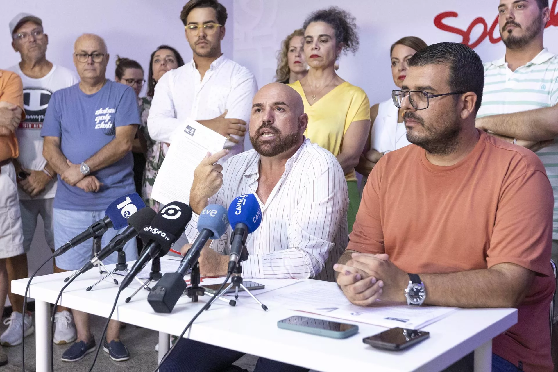 El alcalde de Puerto de la Cruz, Marcos González (i), compareció en rueda de prensa para hablar de la moción de censura presentada en el día de hoy por CC, PP y ACP. / MIGUEL BARRETO-EFE