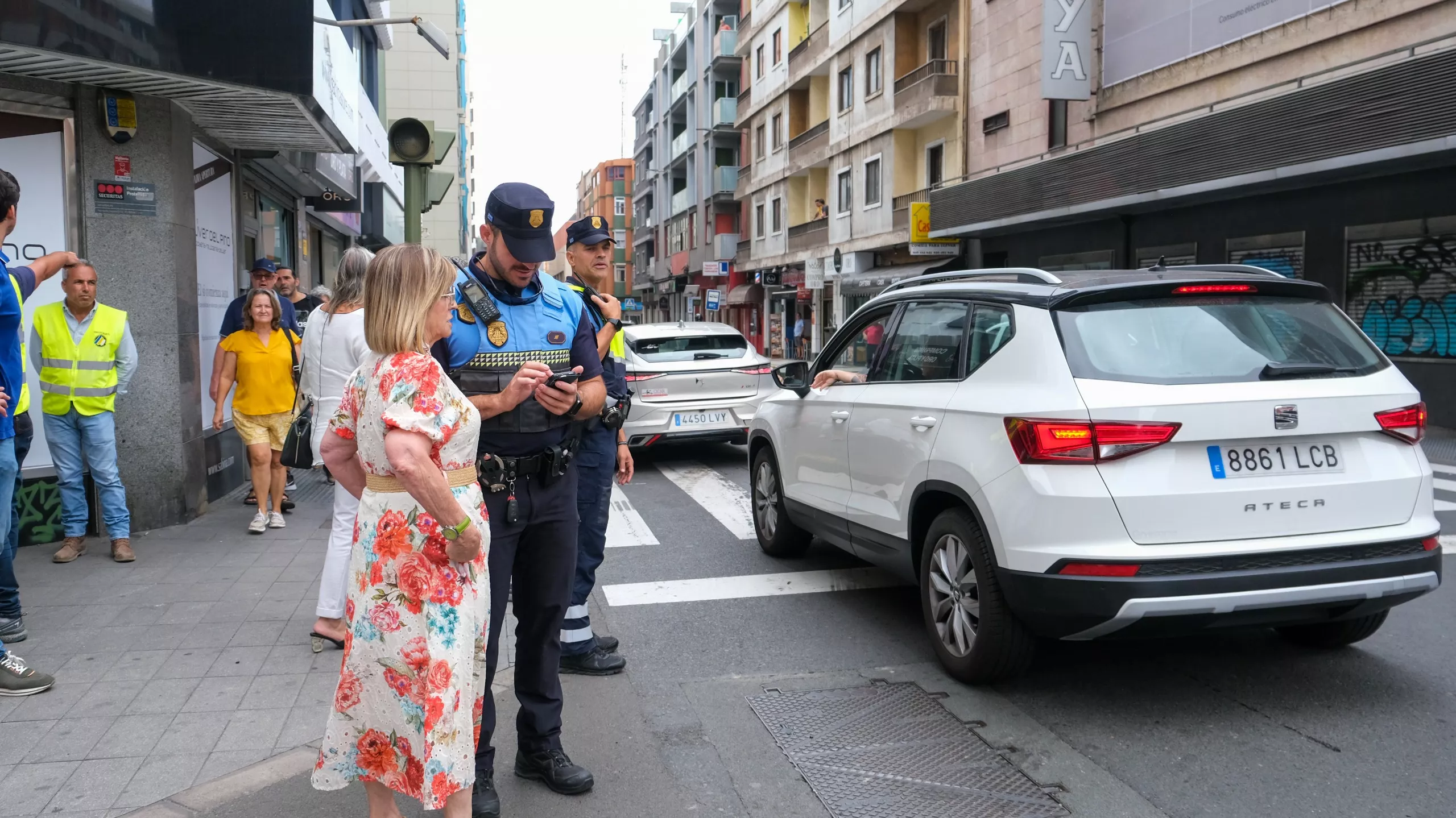 Reapertura de la calle Juan Manuel Durán González. En la imagen, la concejala Inmaculada Medina dialoga con un agente de la Policía Local. / AH