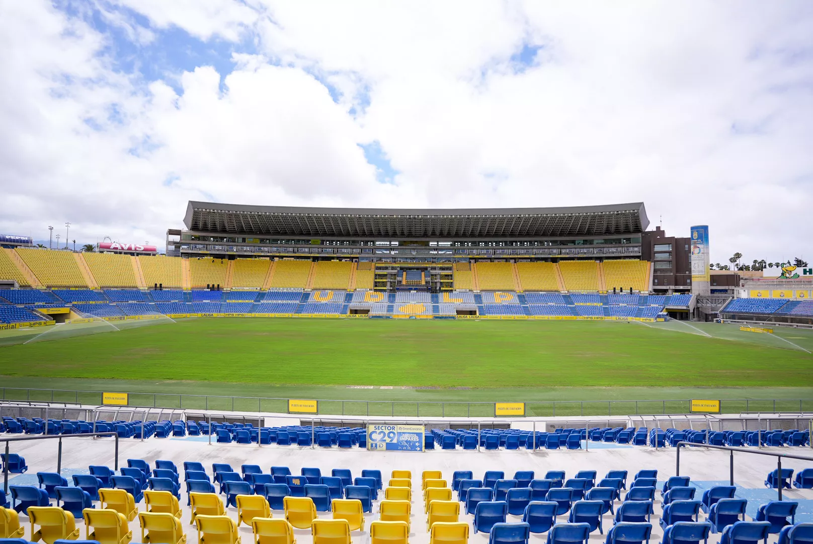 En la imagen, panorámica del Estadio de Gran Canaria con el césped ya replantado. / AH