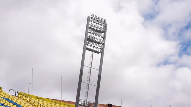 Una de las torres de iluminación del estadio después de la renovación de sus luces LED. / AH Una de las torres de iluminación del estadio después de la renovación de sus luces LED. / AH