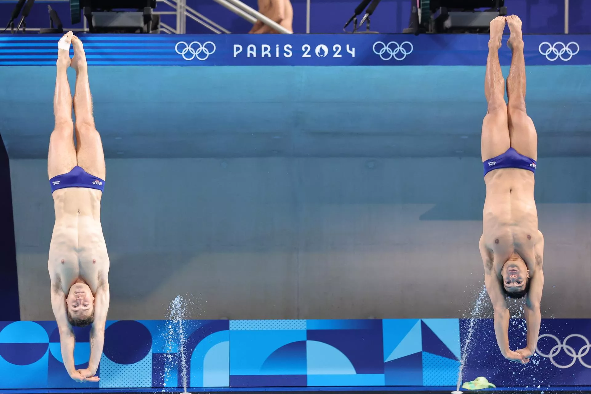 Nicolás García Boissier, a la izquierda, ejecuta un salto junto a su compañero, Adrián Abadía. / TERESA SUÁREZ-EFE