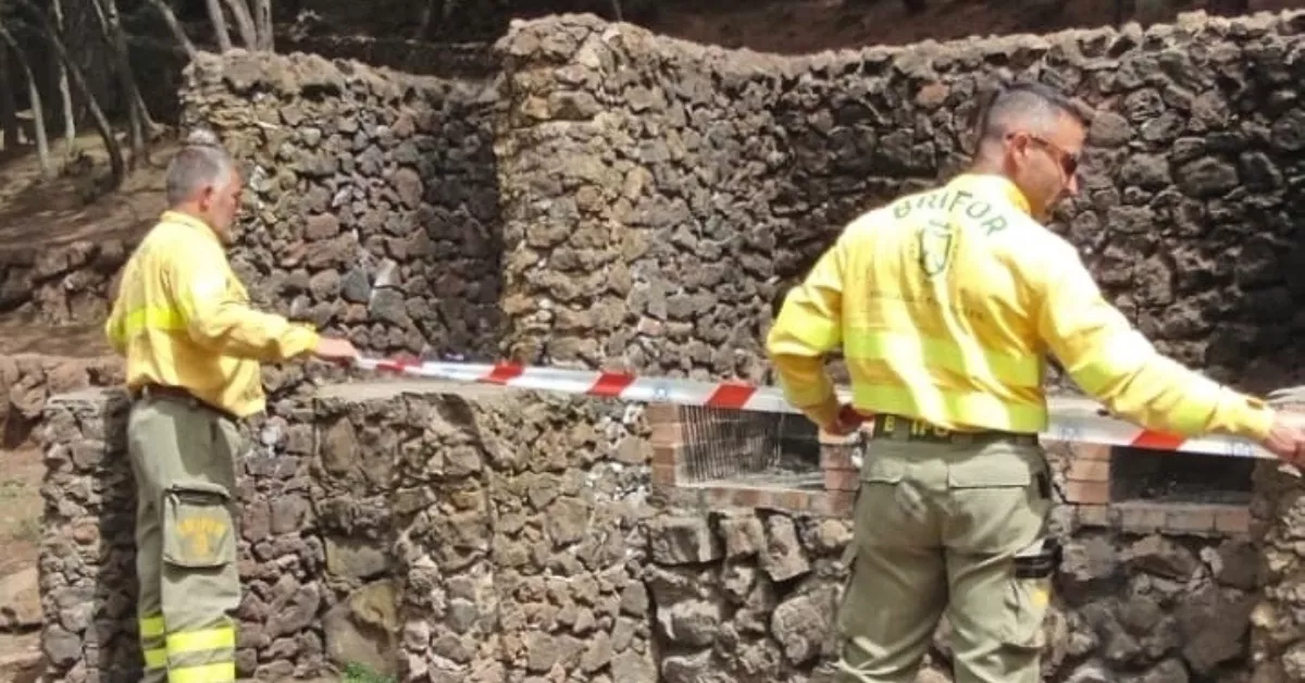 Trabajadores precintando áreas recreativas. / CABILDO DE TENERIFE