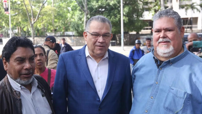 Juan Barreto, a la derecha de la imagen, junto a Óscar Figueroa (d) y Enrique Márquez (c), candidato a la presidencia de Venezuela. / MANUEL DÍAZ_EFE Juan Barreto, a la derecha de la imagen, junto a Óscar Figueroa (d) y Enrique Márquez (c), candidato a la presidencia de Venezuela. / MANUEL DÍAZ_EFE