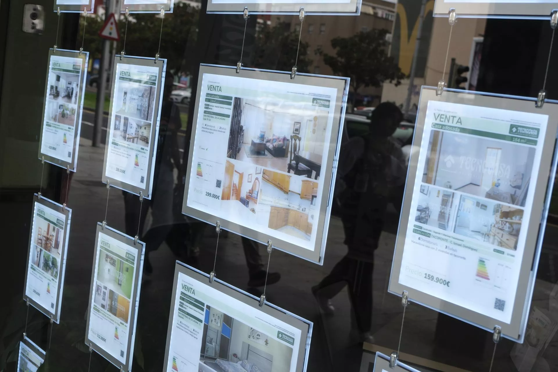 Escaparate de una inmobiliaria en el que muestra su oferta de venta de viviendas en Canarias. / ALBERTO VALDÉS-EFE