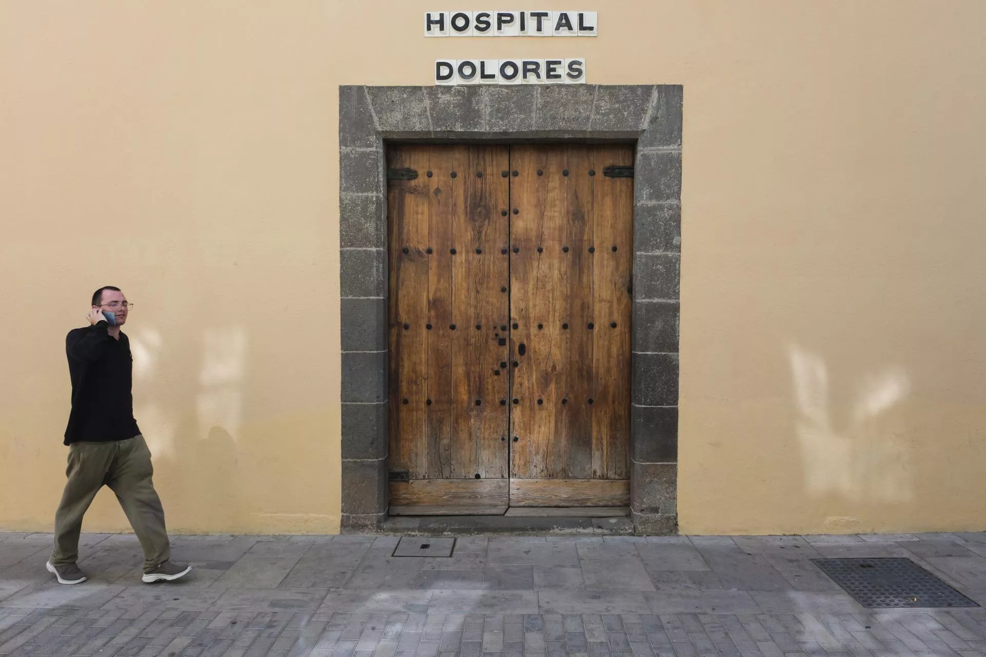 El 80% de los niños abandonados en Tenerife en los siglos XVIII y XIX murió en su primer año de vida. En la imagen de la entrada del antiguo Hospital Dolores de La Laguna. / ALBERTO VALDÉS-EFE