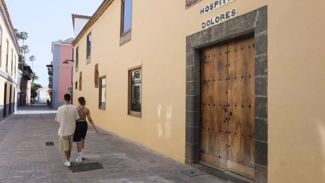 Imagen de la entrada del antiguo Hospital Dolores, ahora convertido en una biblioteca municipal en el casco histórico de La Laguna. / ALBERTO VALDÉS-EFE Imagen de la entrada del antiguo Hospital Dolores, ahora convertido en una biblioteca municipal en el casco histórico de La Laguna. / ALBERTO VALDÉS-EFE