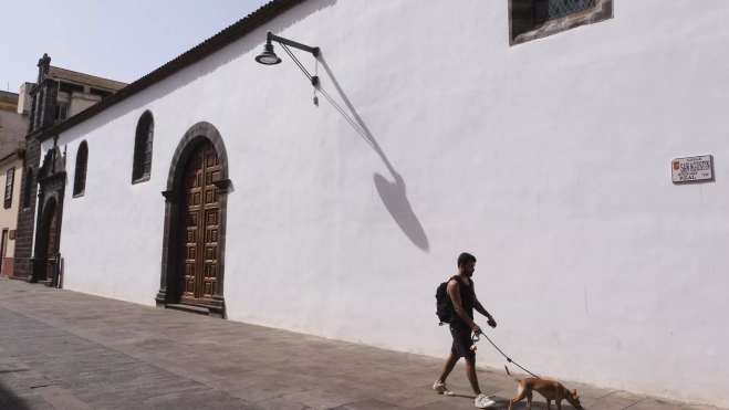 Imagen de la entrada del antiguo Hospital Dolores, ahora convertido en una biblioteca municipal en el casco histórico de La Laguna. / ALBERTO VALDÉS-EFE Imagen de la entrada del antiguo Hospital Dolores, ahora convertido en una biblioteca municipal en el casco histórico de La Laguna. / ALBERTO VALDÉS-EFE