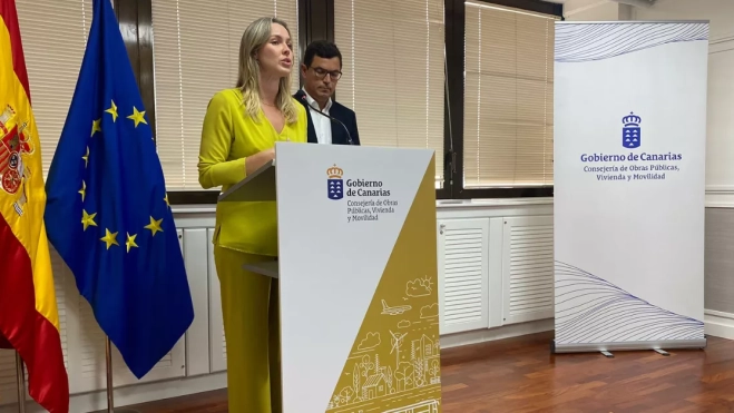 La directora general de Transportes, María Fernández, junto al consejero Pablo Rodríguez / AH La directora general de Transportes, María Fernández, junto al consejero Pablo Rodríguez / AH