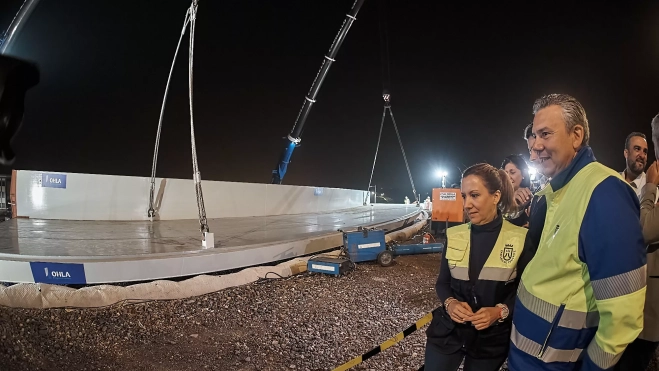 Rosa Dávila asiste a la colocación de un módulo de la rotonda de Padre Anchieta./ ARCHIVO Rosa Dávila asiste a la colocación de un módulo de la rotonda de Padre Anchieta./ ARCHIVO