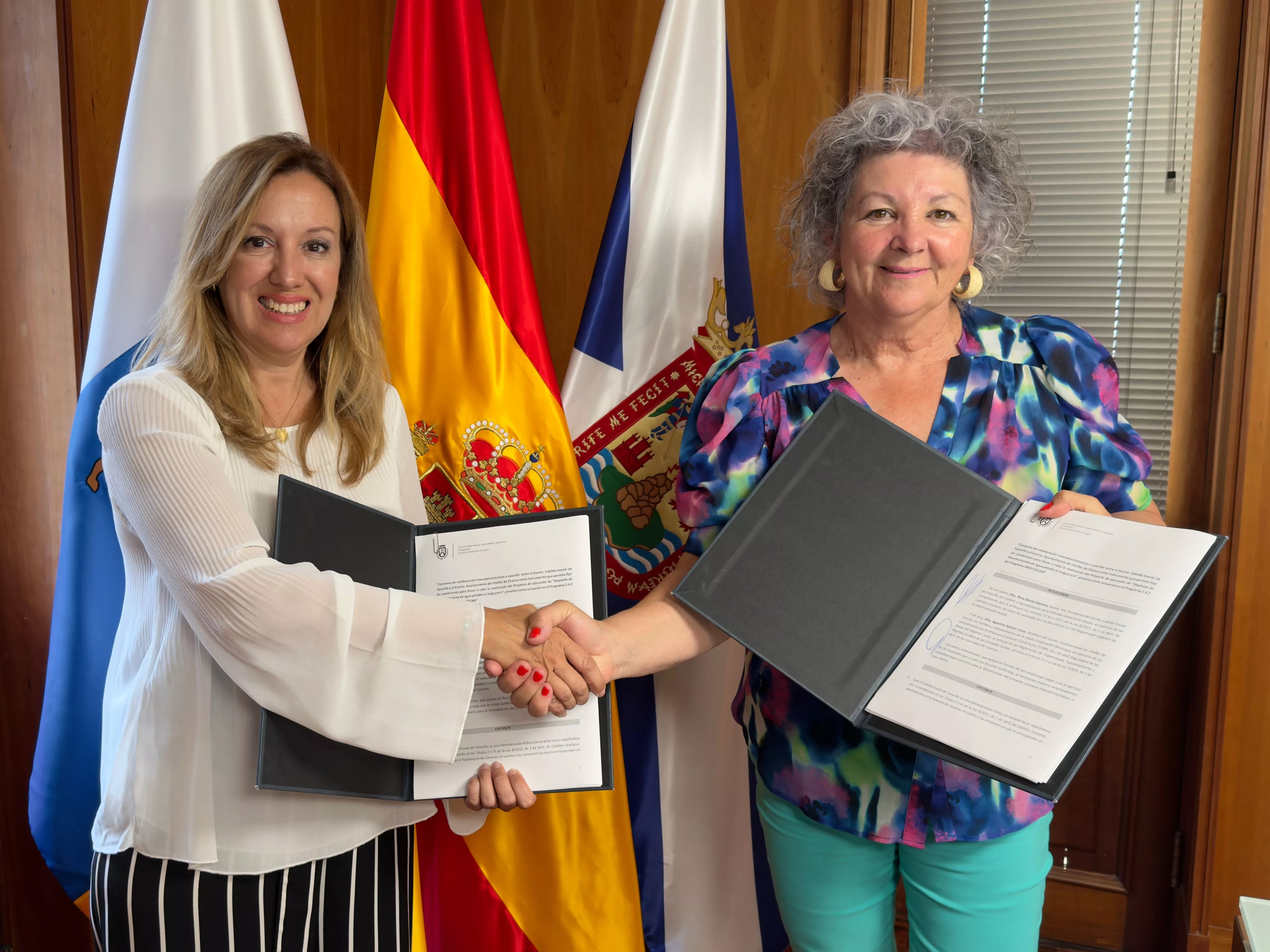 La presidenta del Cabildo de Tenerife, Rosa Dávila, y la alcaldesa de Vilaflor, Agustina Beltrán./ CEDIDA