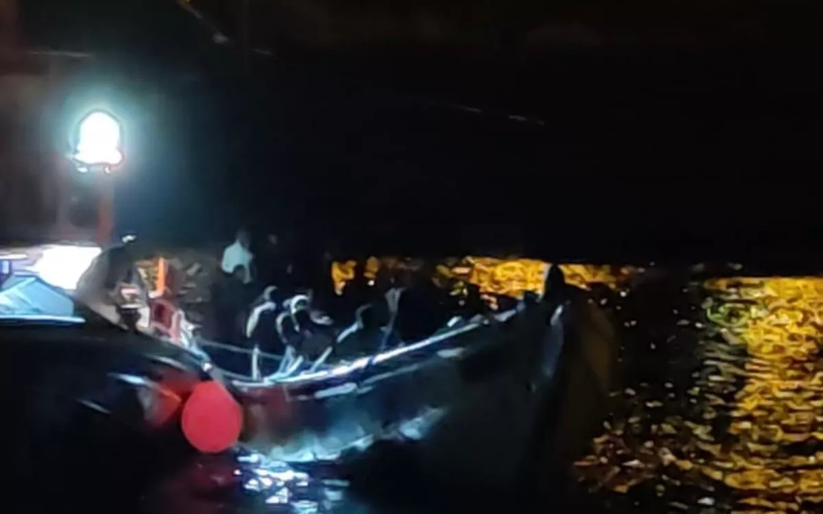 Imagen del cayuco rescatado con 88 personas a bordo a su llegada al Puerto de La Restinga. / AH