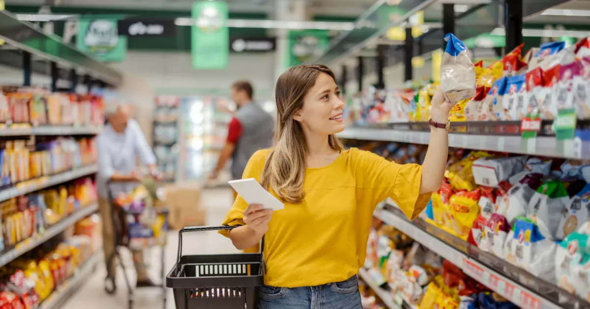 Imagen de una persona comprando en un supermercado en Canarias / AH