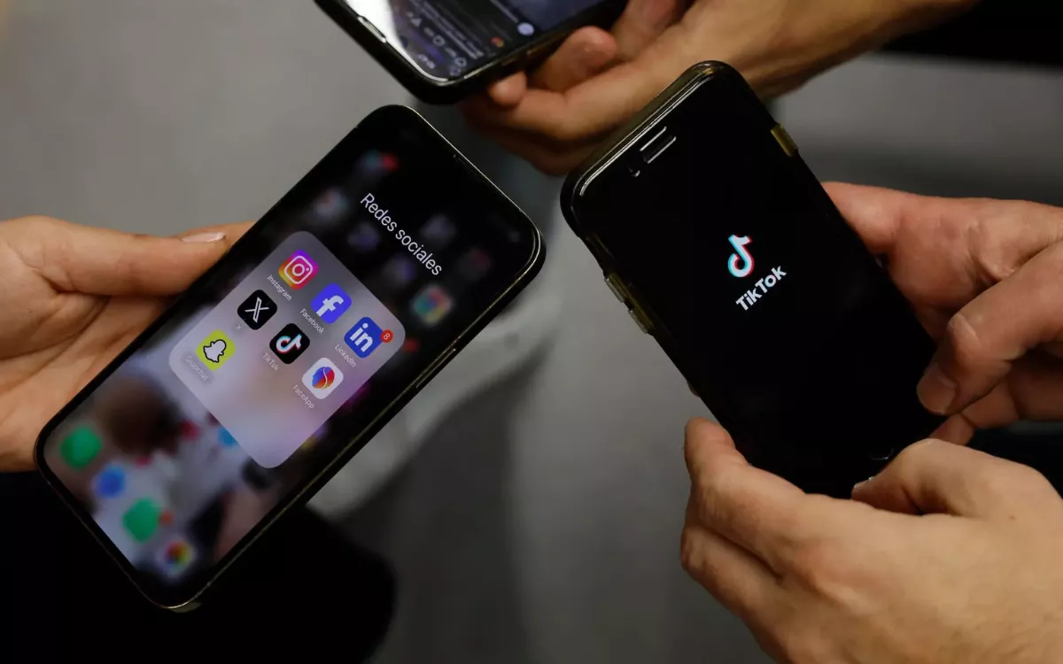 Los jóvenes canarios viven hiperconectados: un 96% se conecta a diario y mide su mundo en pantallas. / BALLESTEROS-EFE