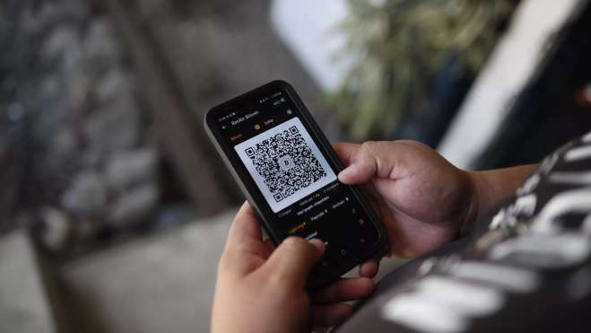 Una persona analiza en su móvil el estado de su cuenta de criptomonedas. / EFE Una persona analiza en su móvil el estado de su cuenta de criptomonedas. / EFE