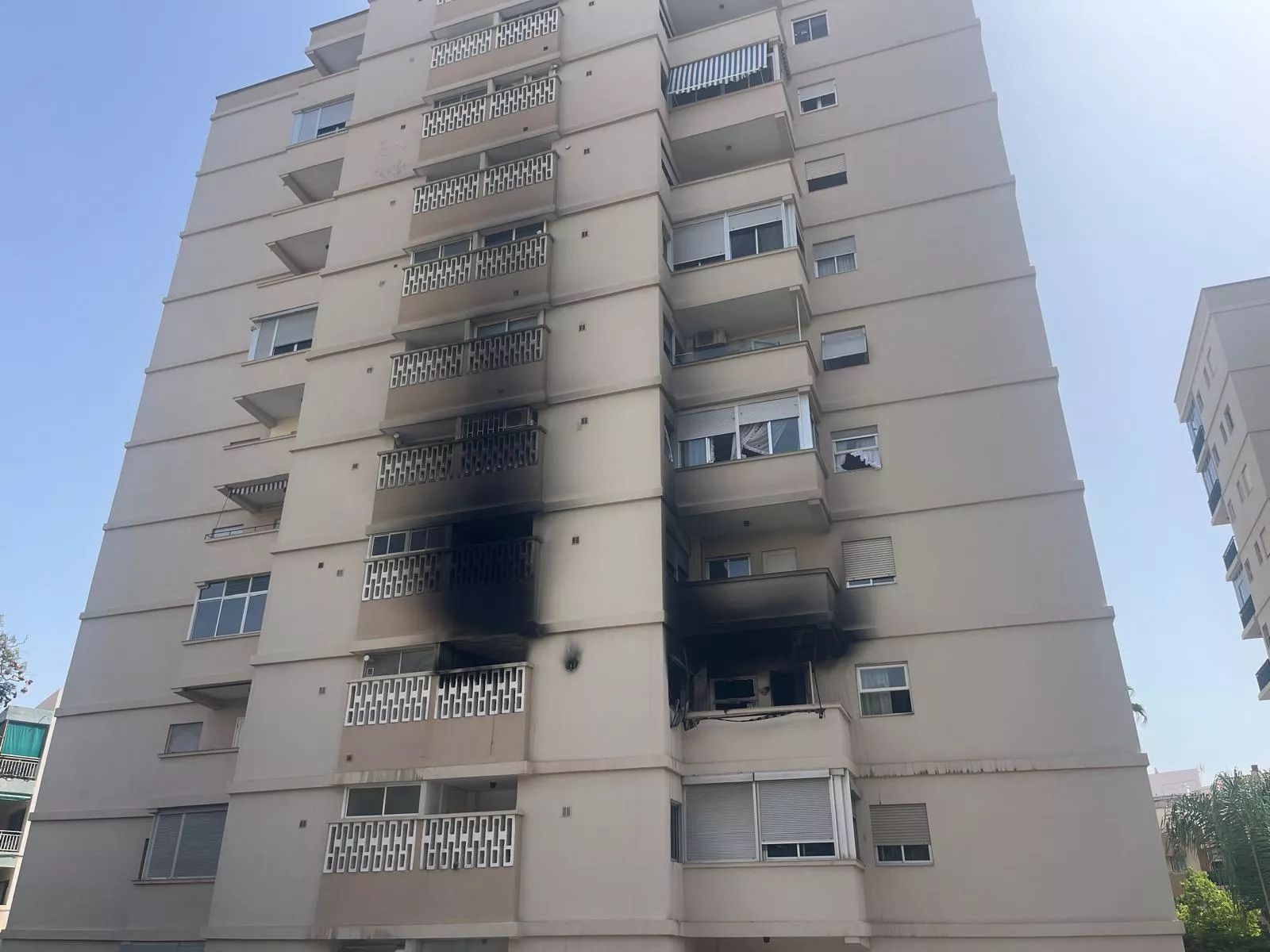 Fachada afectada por el incendio en Santa Cruz de Tenerife / AH / BELA CABRERA Fachada afectada por el incendio en Santa Cruz de Tenerife / AH / BELA CABRERA