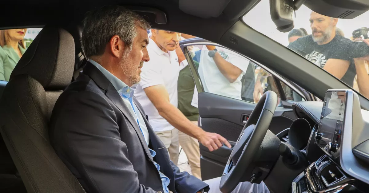 El presidente del Gobierno de Canarias, Fernando Clavijo, en el interior de un vehículo / GOBIERNO DE CANARIAS