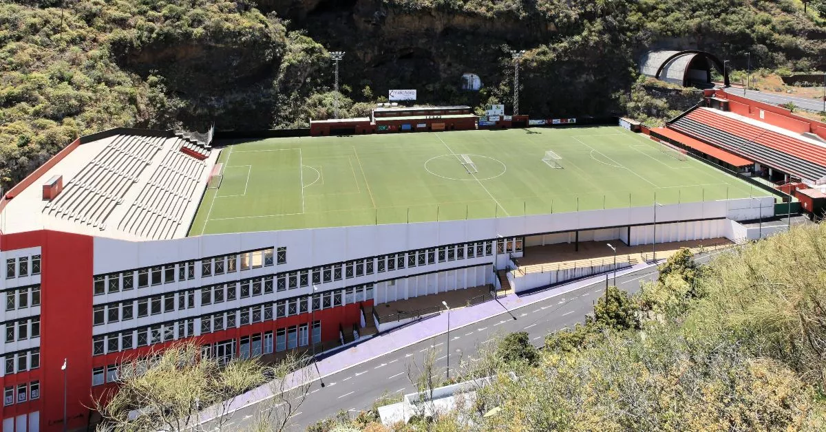 El CD Mensajero de Santa Cruz de La Palma juega sus partidos como local en el Estadio Silvestre Carrillo, un recinto que asombró a Zinedine Zidane./ REDES.