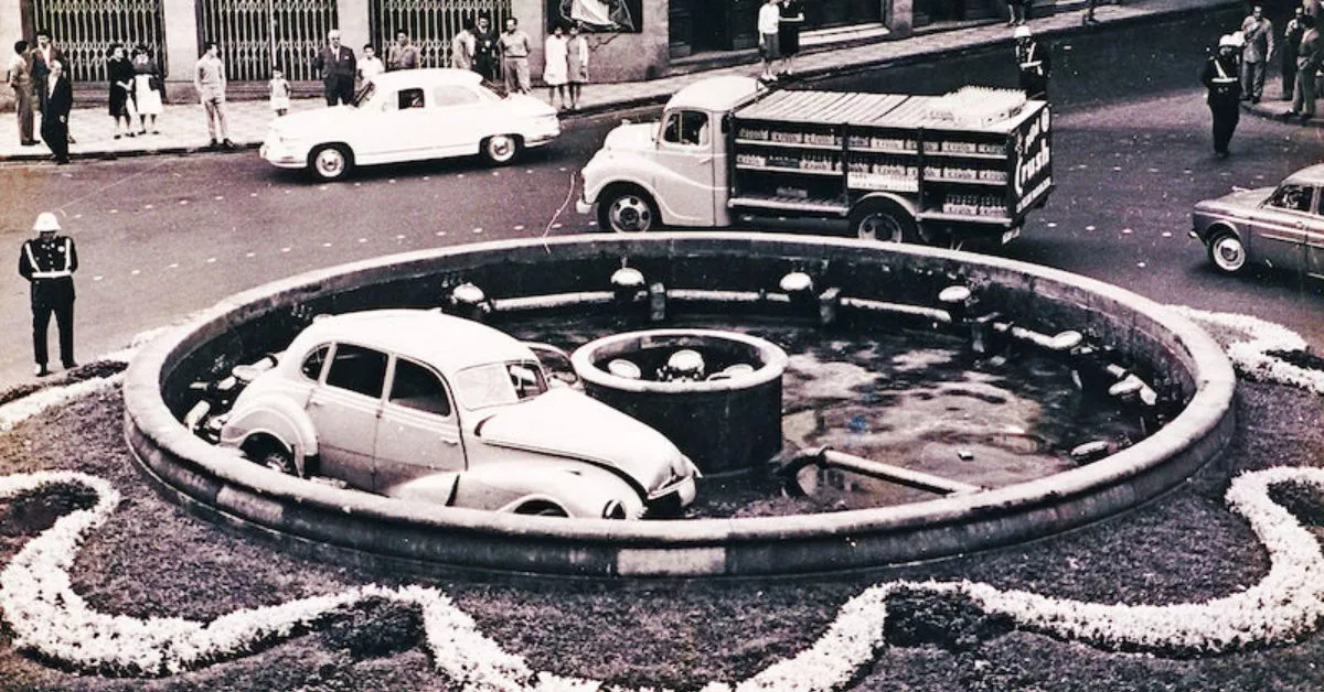 Un coche dentro de la antigua fuente de la plaza de La Paz / ARCHIVO DE JUAN ANTONIO LÓPEZ DELGADO