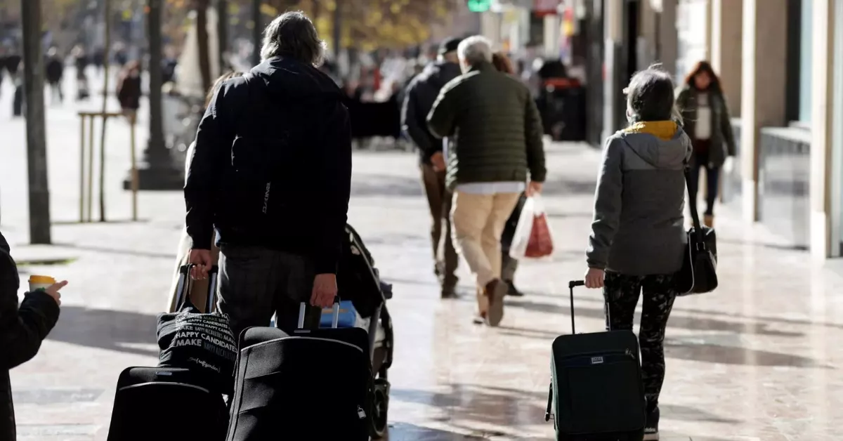 Imagen de turistas en una ciudad / EFE