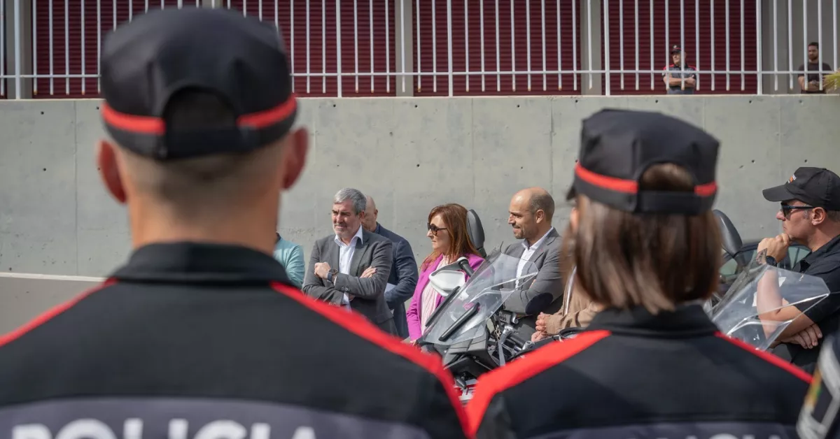 Agentes de la Policía Autonómica y al fondo miembros del Gobierno de Canarias / GOBIERNO DE CANARIAS
