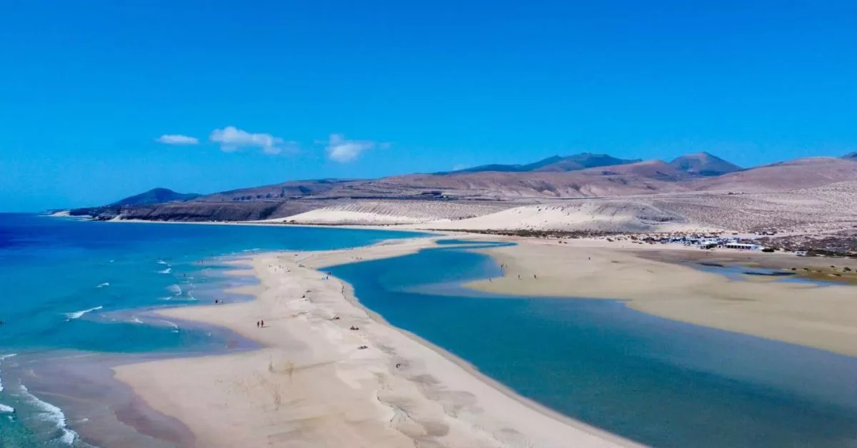 Playa de Sotavento es única en toda la isla por el banco de arena que forma una laguna./ REDES.