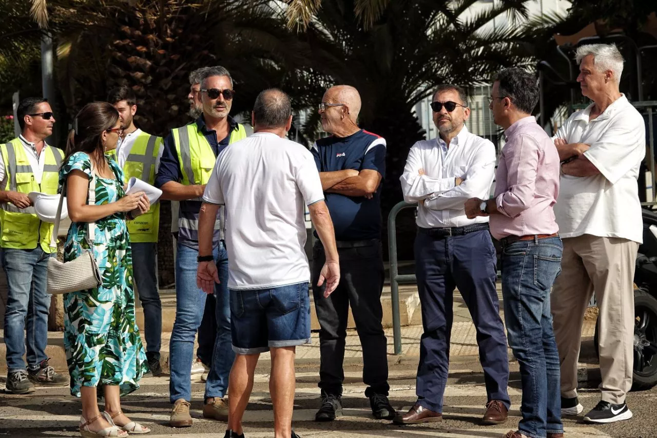 El alcalde de Santa Cruz, José Manuel Bermúdez, visita el nuevo aparcamiento de la calle Juan Albornoz Sombrita./ CEDIDA