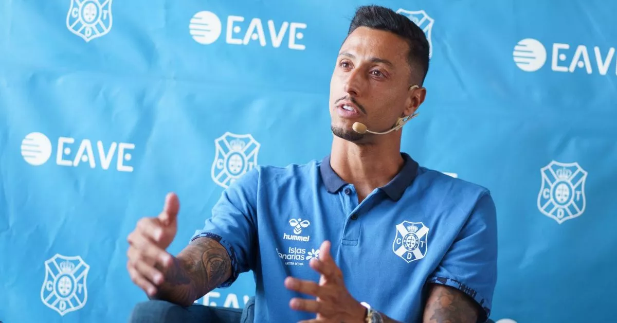 Maikel Mesa durante su presentación como nuevo jugador del CD Tenerife./ RAMÓN DE LA ROCHA.