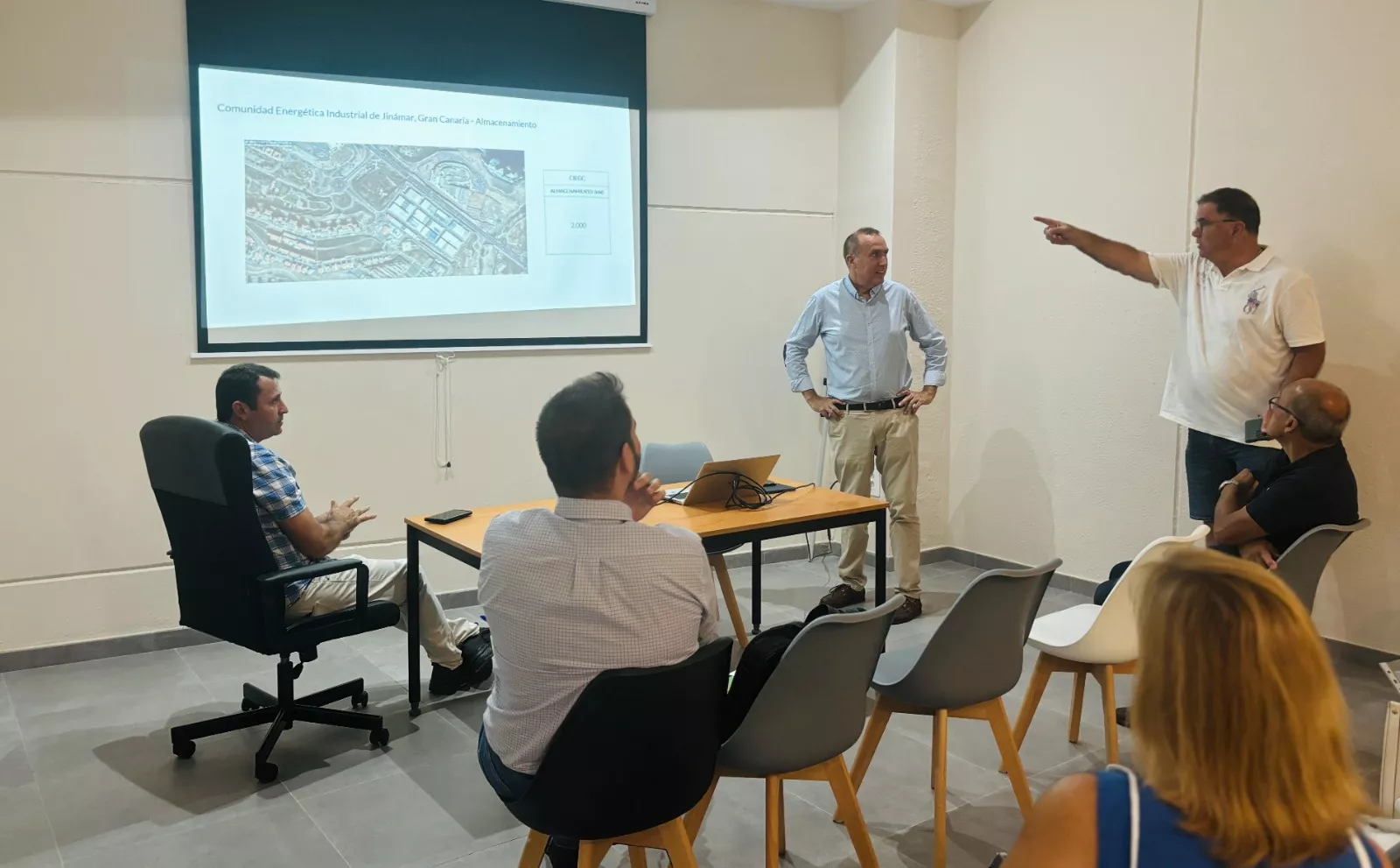 Imagen del encuentro entre el director insular de Energía y Clima, Alexis Lozano, y el presidente de la comunidad energética, Ovidio Navarro./ CEDIDA 