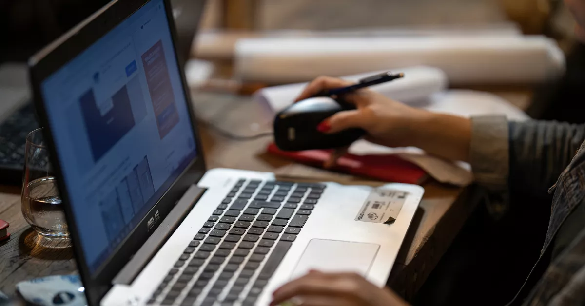 Imagen de una persona revisando las becas y ayudas / AH