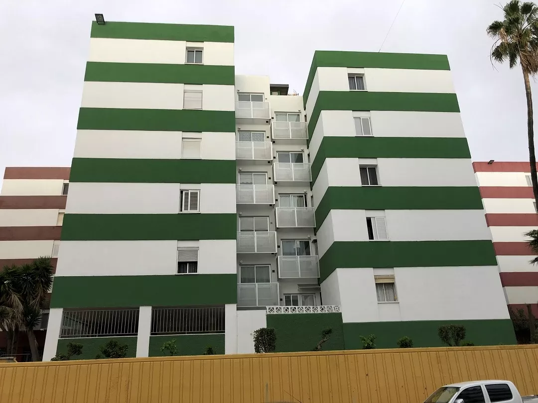 Fachada rehabilitada de un edificio en una urbanización de la Verdellada./ CEDIDA