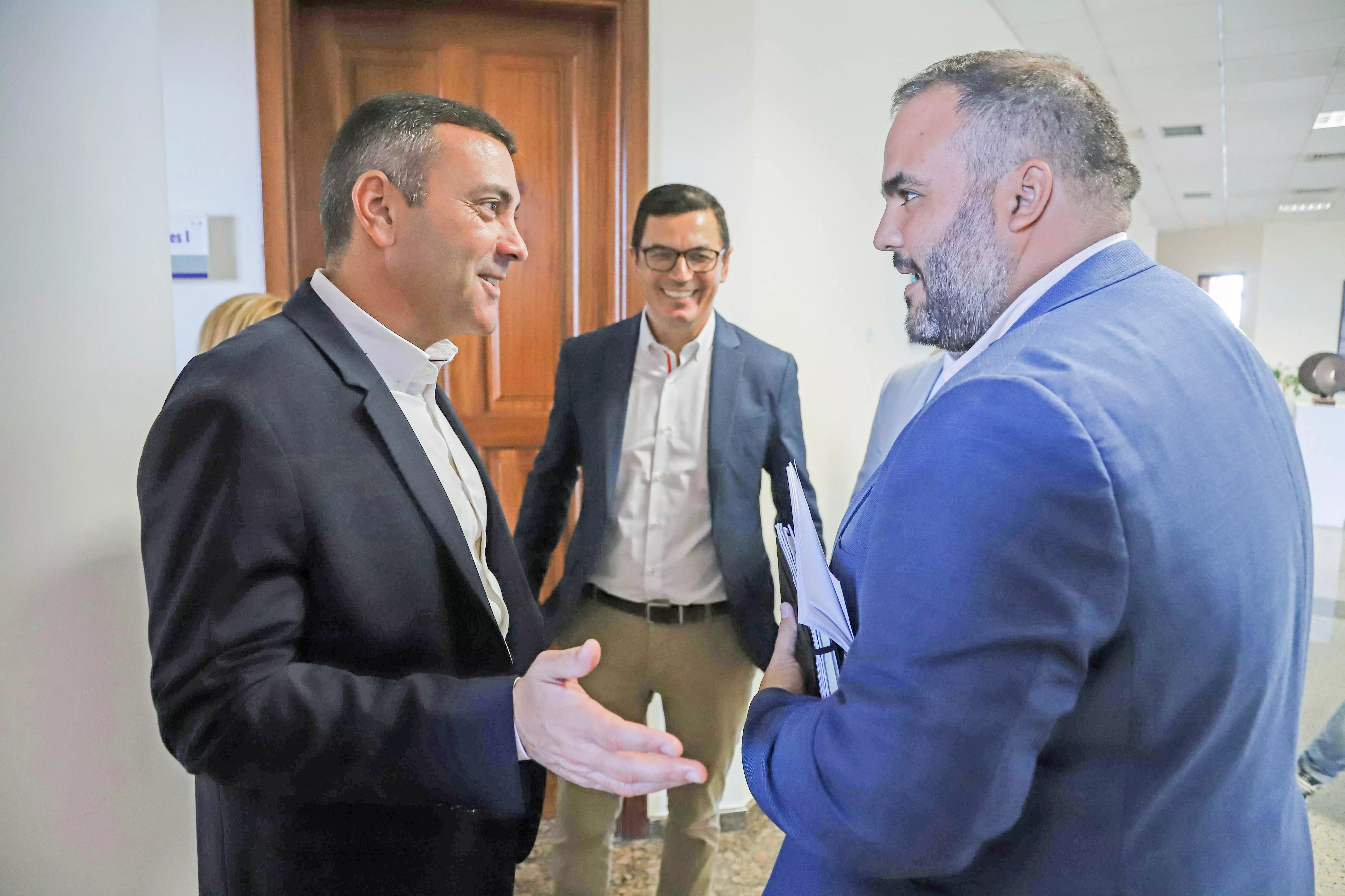 Lanzarote y Canarias se unen para impulsar las infraestructuras de saneamiento en La Graciosa. En la imagen, Oswaldo Betancort, Pablo Rodríguez (consejero de Obras Públicas del Govierno de Canarias) y Samuel Martín. / AH