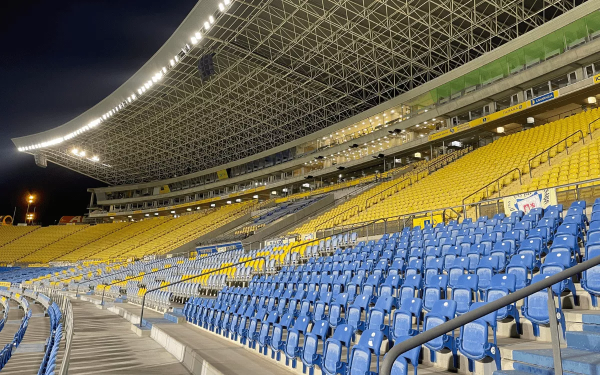 El Estadio de Gran Canaria estrena iluminación de última generación para la temporada 2024/25. En la imagen, la grada de Tribuna. / AH