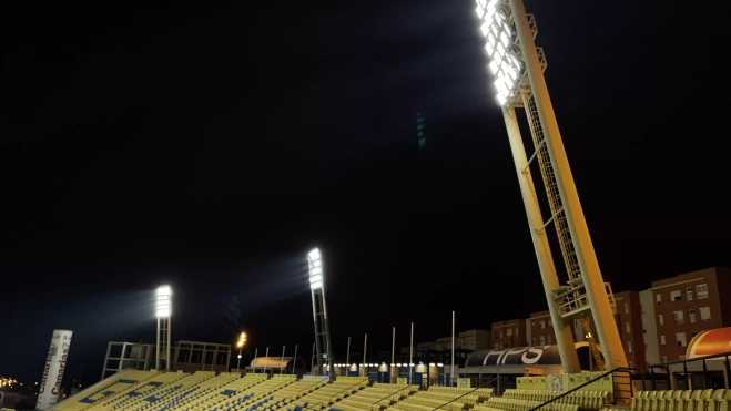 Nueva iluminación LED sobre la grada Sur del Estadio de Gran Canaria. / AH Nueva iluminación LED sobre la grada Sur del Estadio de Gran Canaria. / AH
