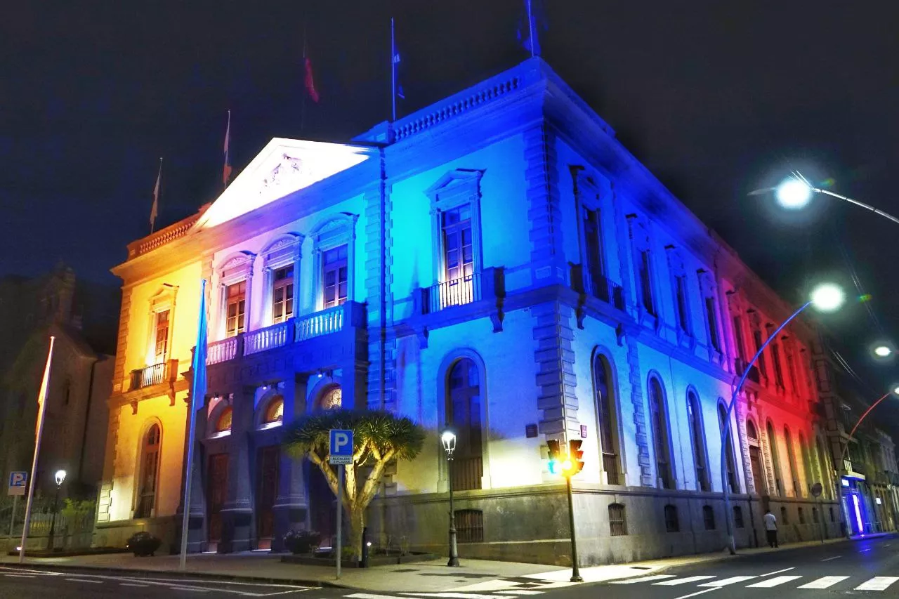 Fachada del Ayuntamiento de Santa Cruz de Tenerife con los colores de la bandera de Venezuela./